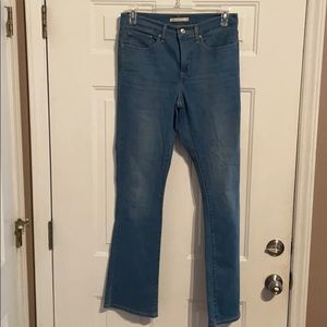 Women’s Levi’s jeans